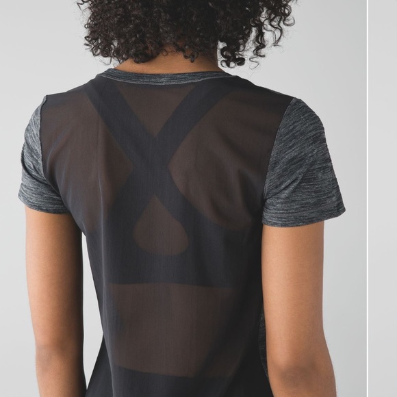 Lululemon Heather Black Mesh Back Beat The Heat Tee Size 6 - Picture 2 of 11